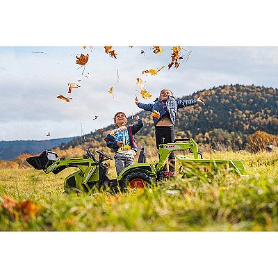 Mainitud traktor koos haagise, kopa ja laaduriga