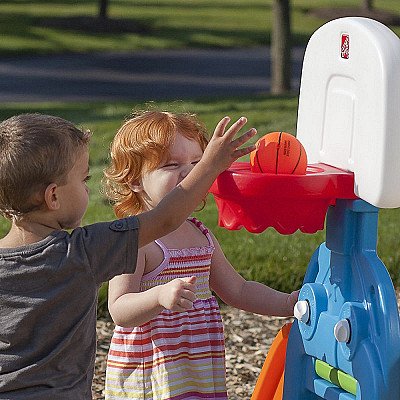 Tegevuspark ronimis-, laskumis-, jalgpalli- ja korvpalliväljakutega