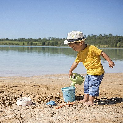 Roheline ämber koos liivatarvikute ja bioplastist kastekannuga